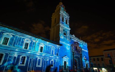 Quito, Ekvator Pichincha - 9 Ağustos 2017: gösteri bir mavi ışık ile kilise Santo Domingo, cephesinde Quito ışık Festivali sırasında öngörülen ışıkların kapat