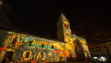 Quito, Ekvator Pichincha - 9 Ağustos 2017: gösteri cephe, kilise Santo Domingo, biyolojik çeşitlilik, Quito ışık sırasında temsil eden bazı sarı iguana ile öngörülen ışıkların kapat 