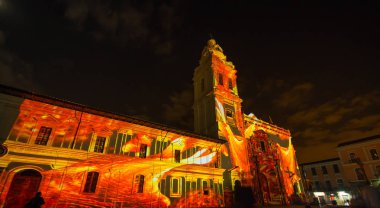 Quito, Ekvator Pichincha - 9 Ağustos 2017: Santo Domingo Kilisesi, kırmızı ve sarı magma, Quito ışık Festivali sırasında temsil eden cephesinde yansıtılan ışık gösteri kapat