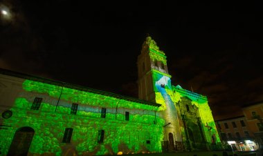Quito, Ekvator Pichincha - 9 Ağustos 2017: gösteri, kilise Santo Domingo, amazon Nehri sırasında amazona biyolojik çeşitlilik gösteren ile cephesinde öngörülen ışıkları kapat