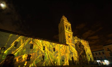 Quito, Ekvator Pichincha - 9 Ağustos 2017: gösteri, kilise Santo Domingo, cephesinde şubelere Quito ışık Festivali sırasında temsil eden ile öngörülen ışıkları kapat