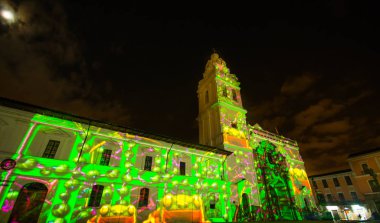 Quito, Ekvator Pichincha - 9 Ağustos 2017: gözlük Kapat ışıkları Santo Domingo Kilisesi, cephesinde öngörülen, doğa, Quito ışık Festivali sırasında temsil eden yeşil yapraklar
