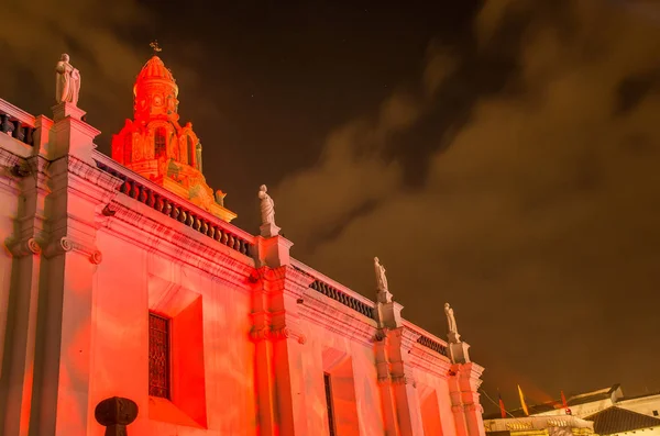 Quito, Pichincha Ecuador - 9 agosto 2017: Primo piano dello spettacolo di luci proiettato sulla facciata della Chiesa di Santo Domingo, durante la festa della luce di Quito — Foto Stock