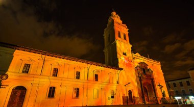 Quito, Ekvator Pichincha - 9 Ağustos 2017: Turuncu ışıklar, kilise Santo Domingo, cephesinde Quito ışık Festivali sırasında öngörülen gösteri kapat