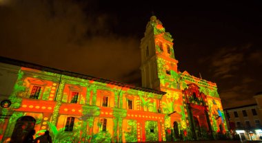 Quito, Ekvator Pichincha - 9 Ağustos 2017: gösteri, kilise Santo Domingo, renkli ışıklar proyected, in cephesinde Quito ışık Festivali sırasında öngörülen ışıkları kapat