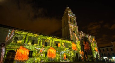 Quito, Ekvator Pichincha - 9 Ağustos 2017: gösteri, kilise Santo Domingo, achupallas, in cephesinde Quito ışık Festivali sırasında öngörülen ışıkları kapat