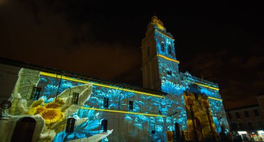 Quito, Ekvator Pichincha - 9 Ağustos 2017: gösteri, kilise Santo Domingo, mavi and bitkilerin cephesinde Quito ışık Festivali sırasında öngörülen ışıkları kapat