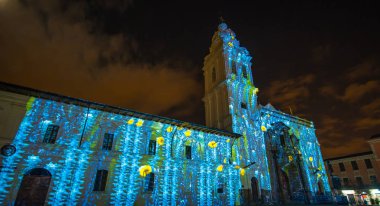 Quito, Ekvator Pichincha - 9 Ağustos 2017: gösteri, kilise Santo Domingo, cephesinde Quito ışık Festivali sırasında öngörülen ışıkları kapat