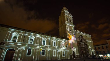 Quito, Ekvator Pichincha - 9 Ağustos 2017: gösteri, kilise Santo Domingo, cephesinde Quito ışık Festivali sırasında öngörülen ışıkları kapat