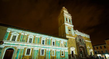 Quito, Ekvator Pichincha - 9 Ağustos 2017: gösteri, kilise Santo Domingo, cephesinde Quito ışık Festivali sırasında öngörülen ışıkları kapat