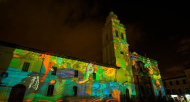 Quito, Ekvator Pichincha - 9 Ağustos 2017: gösteri, kilise Santo Domingo, renkli çiçek proyected, in cephesinde Quito ışık Festivali sırasında öngörülen ışıkları kapat