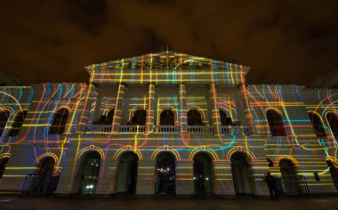 Quito, Ekvator Pichincha - 9 Ağustos 2017: Gözlük Teatro Sucre, cephe üzerinde öngörülen ışıkların her Ağustos Quito yer alır bir olay olduğunu