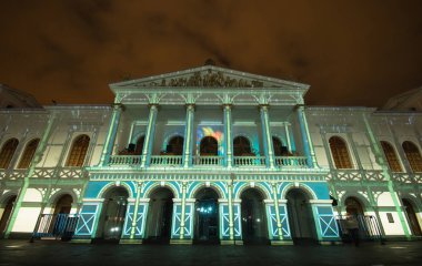 Quito, Ekvator Pichincha - 9 Ağustos 2017: Gözlük Teatro Sucre, cephe üzerinde öngörülen ışıkların her Ağustos Quito yer alır bir olay olduğunu