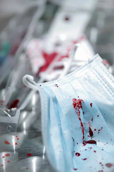 Різні медичне обладнання після медичного втручання, з кров'ю на сірому фоні — стокове фото
