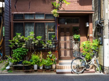 Tokyo, Japonya Haziran 28-2017: bir görünümün Komachi-dori Street, Tokyo Japonya Kamakura antik şehir, Kamakura ile tarihi restoranları ve moda şık bir sokakta yakın çekim