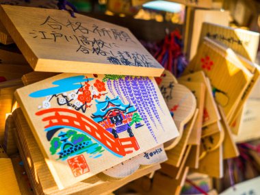 Nara, Japonya - 26 Temmuz 2017: Güzel ve küçük dua Todai Ji Tapınağı'nda tablolarıdır Tokyo Şinto müminler için dilek kullandığı küçük ahşap plaket