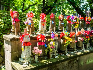 Tokyo, Japonya - 5 Nisan: Jizo Boddhisattvas Zojo Budist tapınağında Tokyo, Japonya. Jizo Bodhisattva azizi thechildrens ruh Japon mitolojisine göre olan