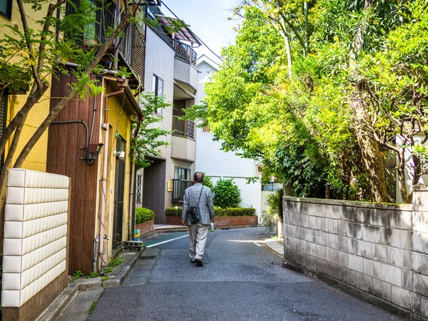 東京都 6 月 28-2017: 正体不明の男に東京、鎌倉、小町通り通りで古代都市鎌倉との歴史的なレストラン、ファッショナブルでスタイリッシュな街を歩く — ストック写真