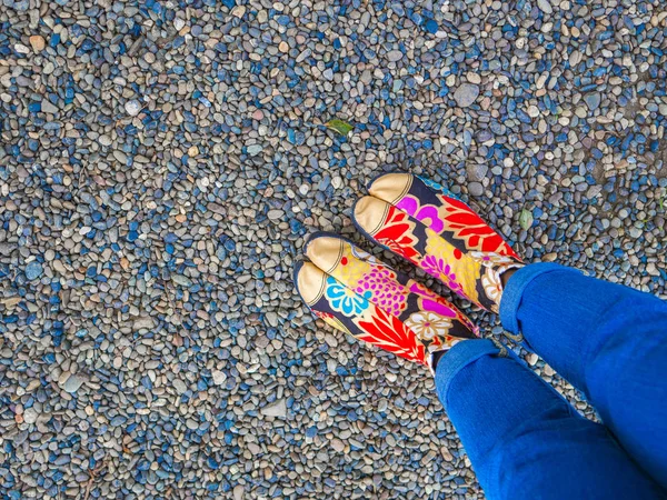 Närbild på fötter med speciella dominera skor, i en trottoar bakgrund i Japan — Stockfoto