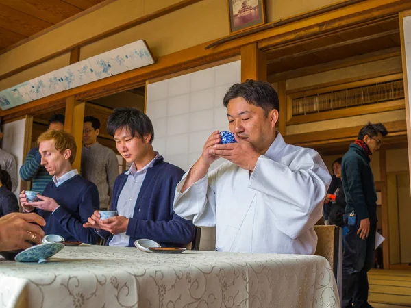 KYOTO, JAPÃO - JULHO 05, 2017: Pessoas não identificadas à mesa em uma reunião, bebendo chá, em Kyoto — Fotografia de Stock