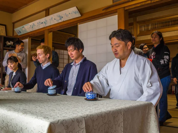 KYOTO, JAPON - 05 JUILLET 2017 : Des personnes non identifiées à table lors d'une réunion à Kyoto — Photo