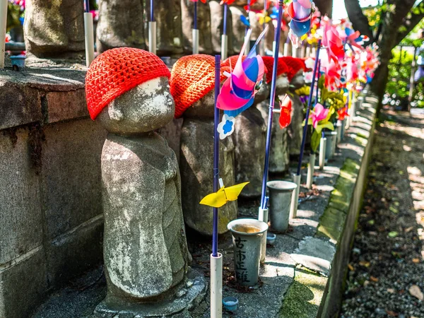 TOKYO, JAPAN - APRIL 5: Jizo Boddhisattvas at Zojo Buddhist Temple at Tokyo, Japan. Jizo Bodhisattva is the patron saint of thechildrens soul according to the Japanese mythology — Stock Photo, Image