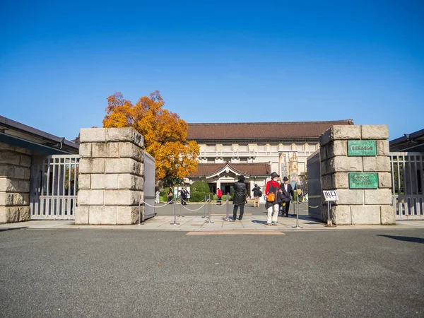 2017 年 7 月 26 日 - 奈良県: 不明の人が建物や秋の公園は紅葉の美しい秋の風景、黄色の秋の木々 や葉、景色を楽しみながらの入力で — ストック写真