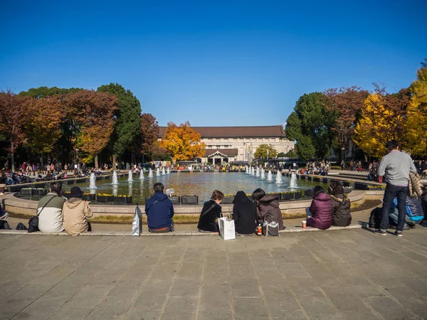 2017 年 7 月 26 日 - 奈良県: 不明の人が座って屋外で写真を撮ると、京都で秋の公園の人工池の前に景色を楽しみながら — ストック写真