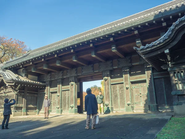 건물 및가 공원에서 화려한 단풍 아름 다운가 풍경, 노란가 나무와 잎의 감상의 입력에, 일본 나라-7 월 26 일, 2017: 정체 불명된 사람들 — 스톡 사진