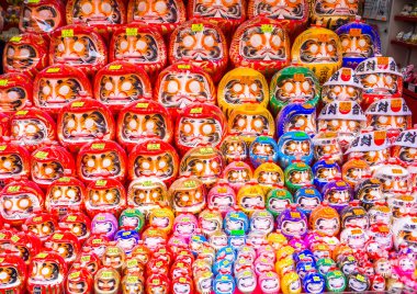 Miyajima, Japonya - 21 Ağustos 2015: Geleneksel Japon porselen şekil Satılık Hediyelik eşya Miyajima Adası'nda