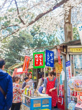 Hakone, Japonya - 02 Temmuz 2017: bir gıda bir parkta satın ve hanami Park kiraz çiçeği sezonunda Kyoto'da manzarayı yürüme tanımlanamayan kişi