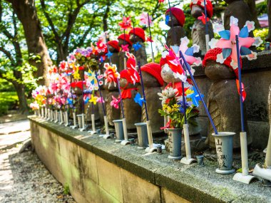 Tokyo, Japonya - 5 Nisan: Jizo Boddhisattvas Zojo Budist tapınağında Tokyo, Japonya. Jizo Bodhisattva azizi thechildrens ruh Japon mitolojisine göre olan