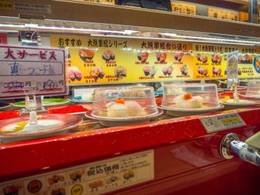 Tokyo, Japonya -28 Haziran 2017: çeşitli japanesse gıda kaitenzushi Konveyör bant suşi restoran Tokyo içinde bir tablo üzerinde görünümünü