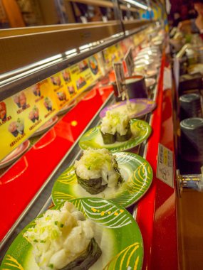 Tokyo, Japonya -28 Haziran 2017: çeşitli japanesse gıda kaitenzushi Konveyör bant suşi restoran Tokyo içinde bir tablo üzerinde kapat