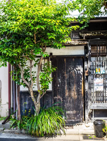 TOKYO, JAPÃO JUNHO 28 - 2017: Close-up de uma vista na Rua Komachi-dori, em Kamakura, em Tóquio Japão, uma rua elegante na antiga cidade de Kamakura Com restaurantes históricos e lojas de moda — Fotografia de Stock