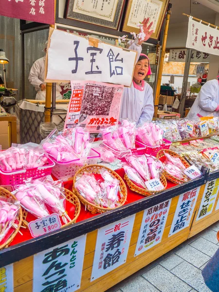 TOKYO, JAPON - 02 JUILLET 2017 : Gros plan sur le pénis de bonbons à l'intérieur d'un sac en plastique, dans les rues de Tokyo — Photo