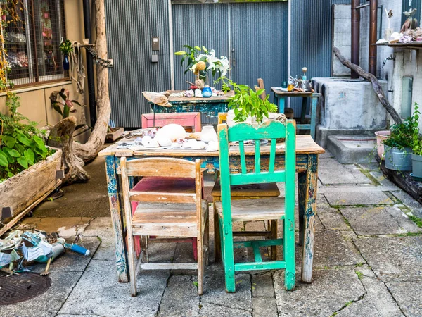 东京，日本 6 月 28-2017年： 户外景观的旧桌子和椅子在小町桥街，在东京日本镰仓的餐厅 — 图库照片