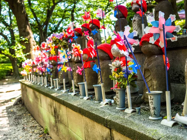 東京、日本 - 4 月 5 日: 東京都に増上寺で地蔵 Boddhisattvas。お地蔵さんは日本神話によると thechildrens 魂の守護聖人です。 — ストック写真