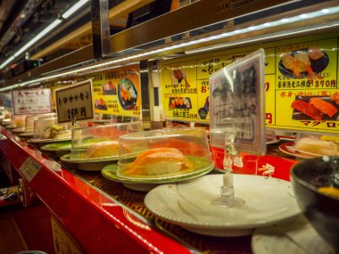 Tokyo, Japonya -28 Haziran 2017: çeşitli japanesse gıda kaitenzushi Konveyör bant suşi restoran Tokyo içinde bir tablo üzerinde kapat