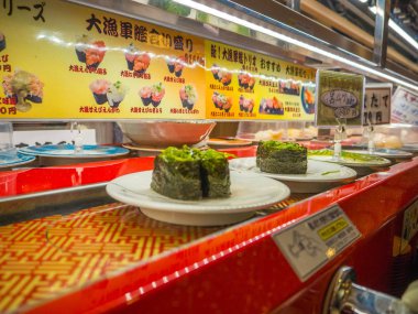 Tokyo, Japonya -28 Haziran 2017: çeşitli japanesse gıda kaitenzushi Konveyör bant suşi restoran Tokyo içinde bir tablo üzerinde kapat