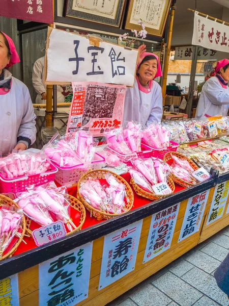 TOKYO, JAPON - 02 JUILLET 2017 : Gros plan sur le pénis de bonbons à l'intérieur d'un sac en plastique, dans les rues de Tokyo — Photo