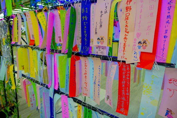Tokyo, japan 28. juni - 2017: wunschschreiben auf kleine bunte papiere in wunschbaum am kleinen tokyo, berühmte attraktion für reisende genießen der japanischen kultur in den straßen von tokyo — Stockfoto