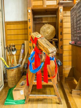 Kyoto, Japonya - 05 Temmuz 2017: okuma ve bir tapınak Kyoto şehir içinde mavi elbise ile ahşap yapısının kapat