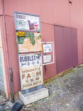 Rotterdam, Japonya - 14 Mayıs 2017: Japonya'da şehrin sokaklarında bulunan açık havada, bilgilendirici işaretleri