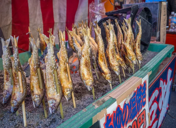 TOKIO, JAPÓN - 5 DE AGOSTO DE 2017: Comida callejera japonesa, pescado en un palo en Tokio — Foto de Stock