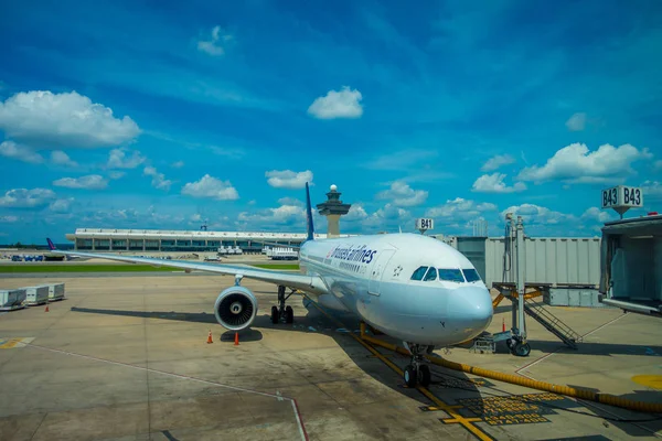 WASHINGTON, EE.UU. 21 DE AGOSTO DE 2017: El avión en el aeropuerto en un hermoso día en Wachington — Foto de Stock