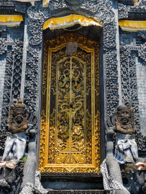 Bali, Endonezya - 11 Şubat 2017: Uluwatu Tapınağı Bali Adası, Endonezya'nın altın kapı