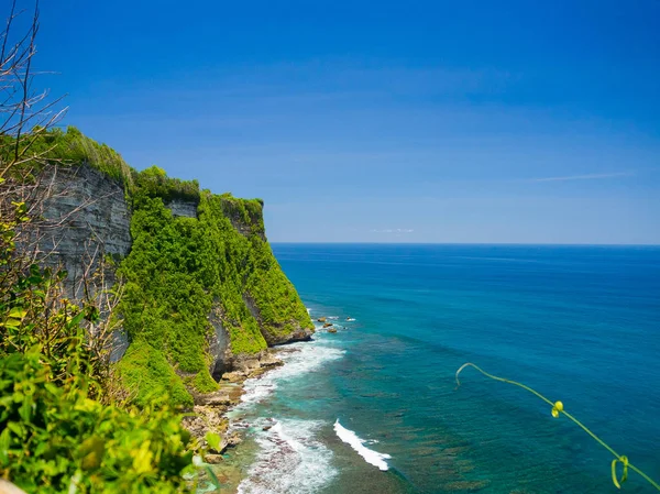 Amazing view of steep cliff and ocean at Uluwatu in Bali, Indonesia — Stock Photo, Image