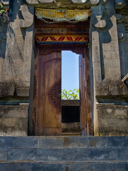 Bali, Endonezya - 11 Şubat 2017: enter Uluwatu Tapınağı Bali Adası, Endonezya'nın kapat — Stok fotoğraf