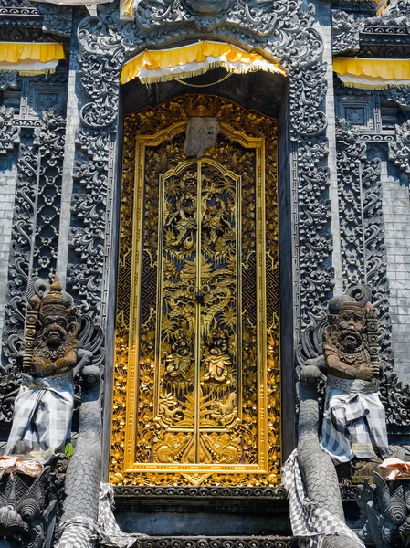 Bali, Endonezya - 11 Şubat 2017: Uluwatu Tapınağı Bali Adası, Endonezya'nın altın kapı